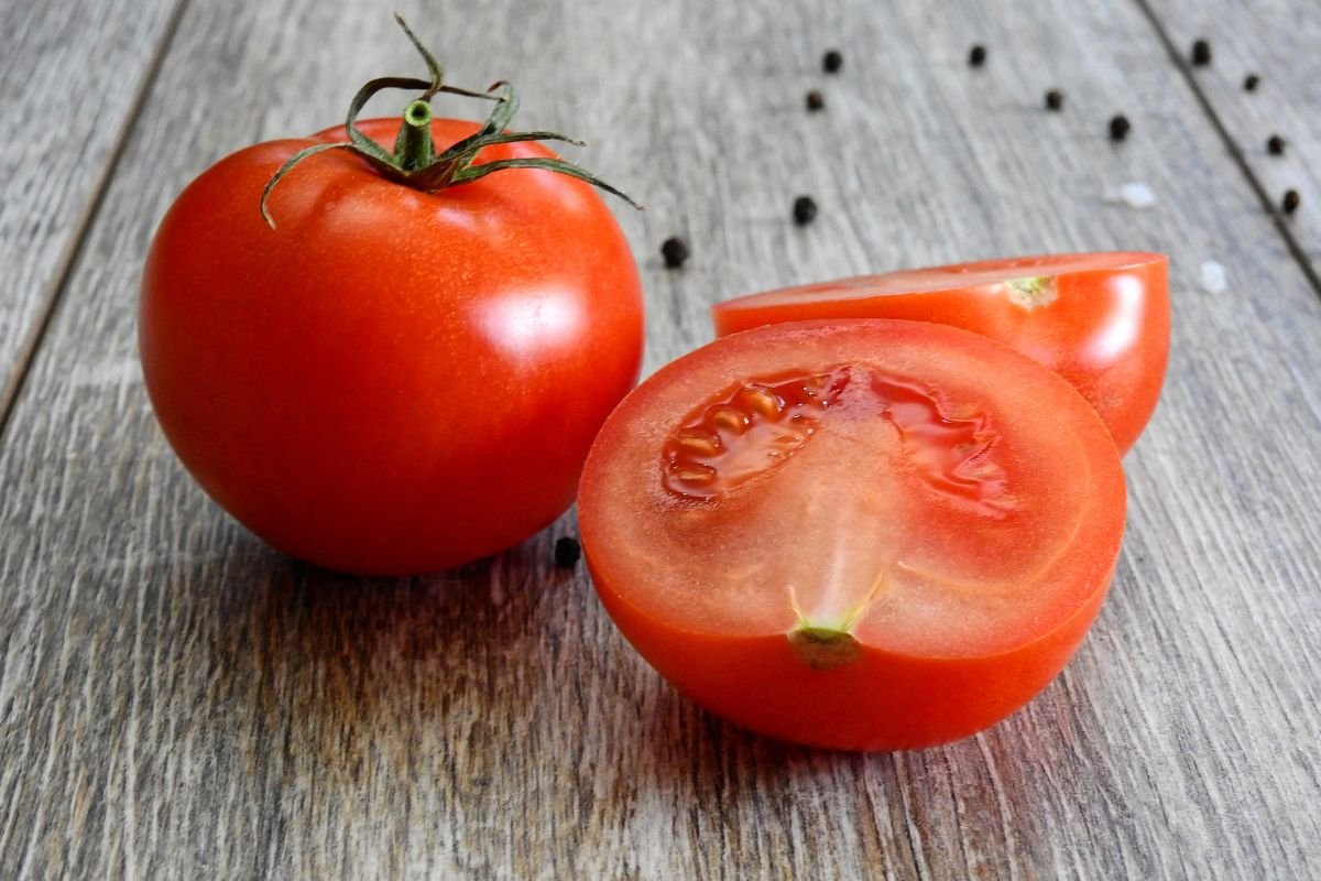 How to Hand Pollinate Tomatoes?