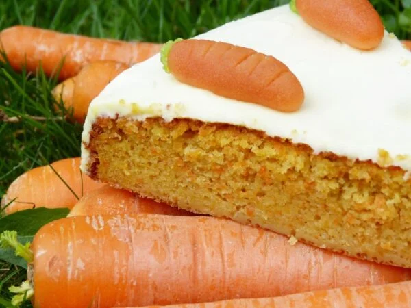 How to Decorate a Carrot Cake: Easy Rosettes & Creative Ideas
