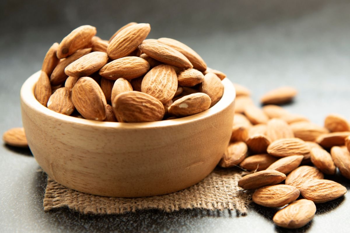 How Many Almonds in a Quarter Cup: Serving Size & Nutrition