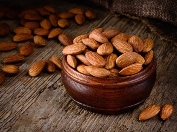 How to Consume Almonds: Soaked vs. Raw - Best Methods