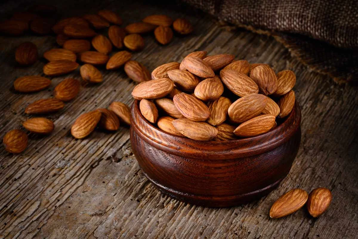 How to Consume Almonds: Soaked vs. Raw - Best Methods