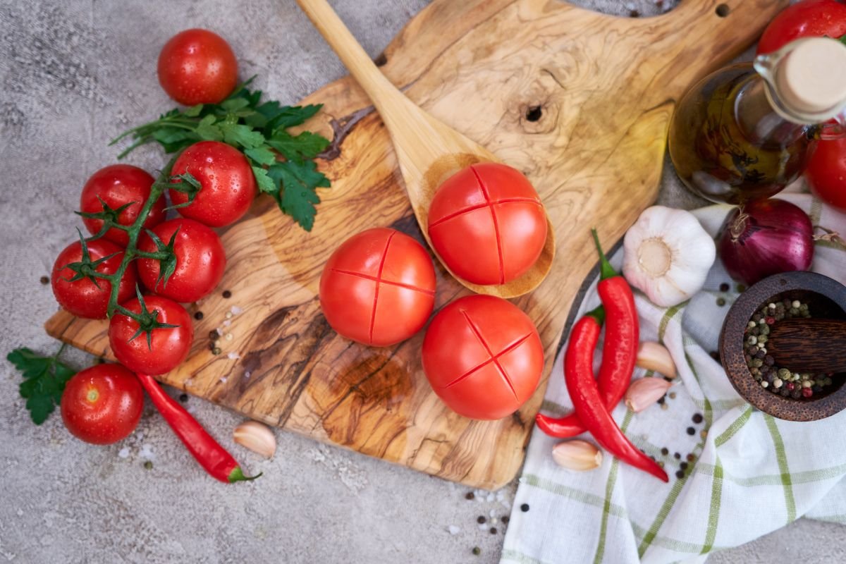 How Long to Blanch Tomatoes for Peeling: Step-by-Step Guide