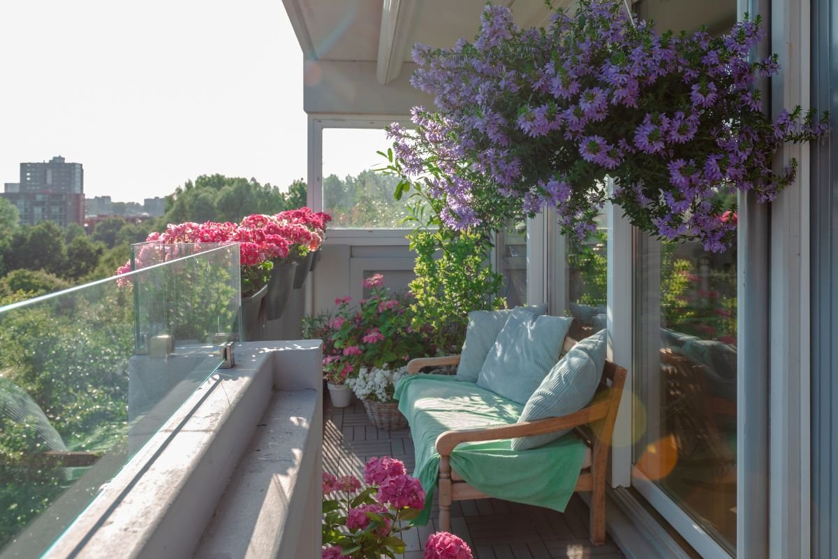 What are the Best Plants for Apartment Balcony? Small Space Winners!