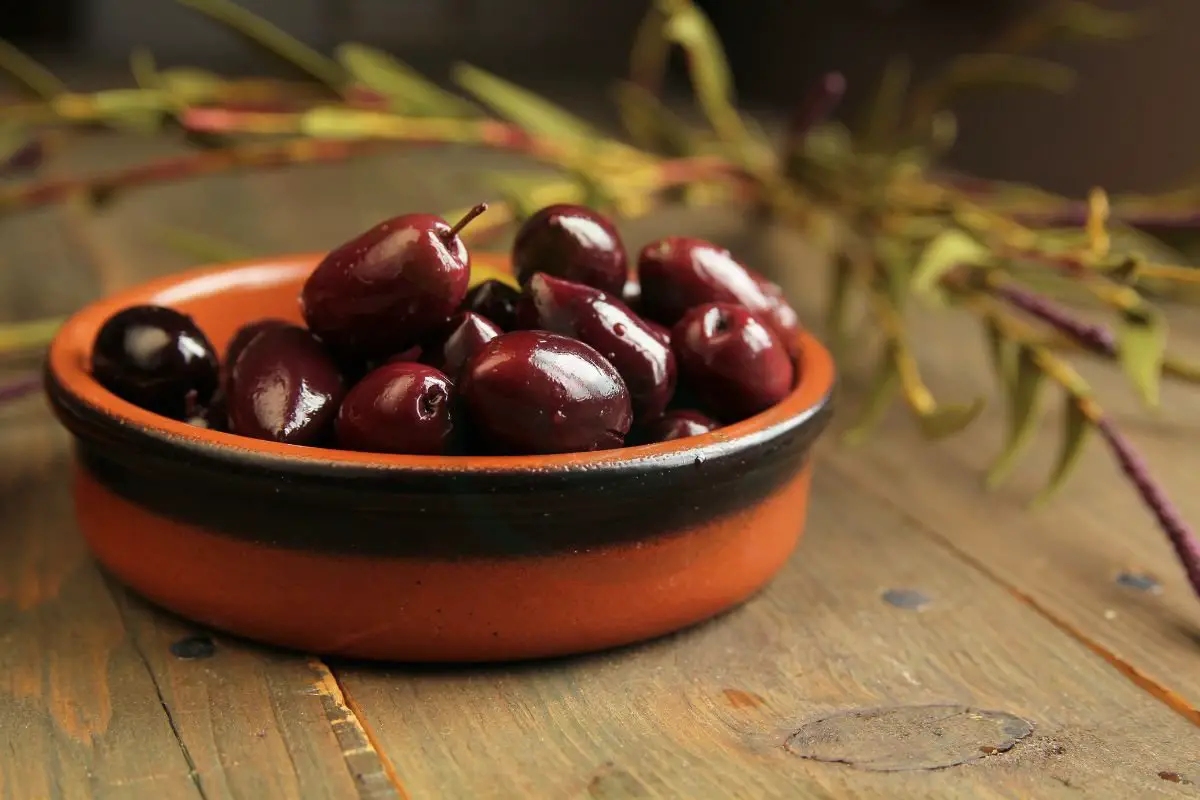 Kalamata Olive Health Benefits: Nutrition & More