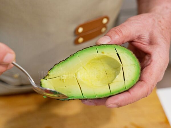 How Many Calories in 2 Ounces of Avocado: Nutritional Benefits