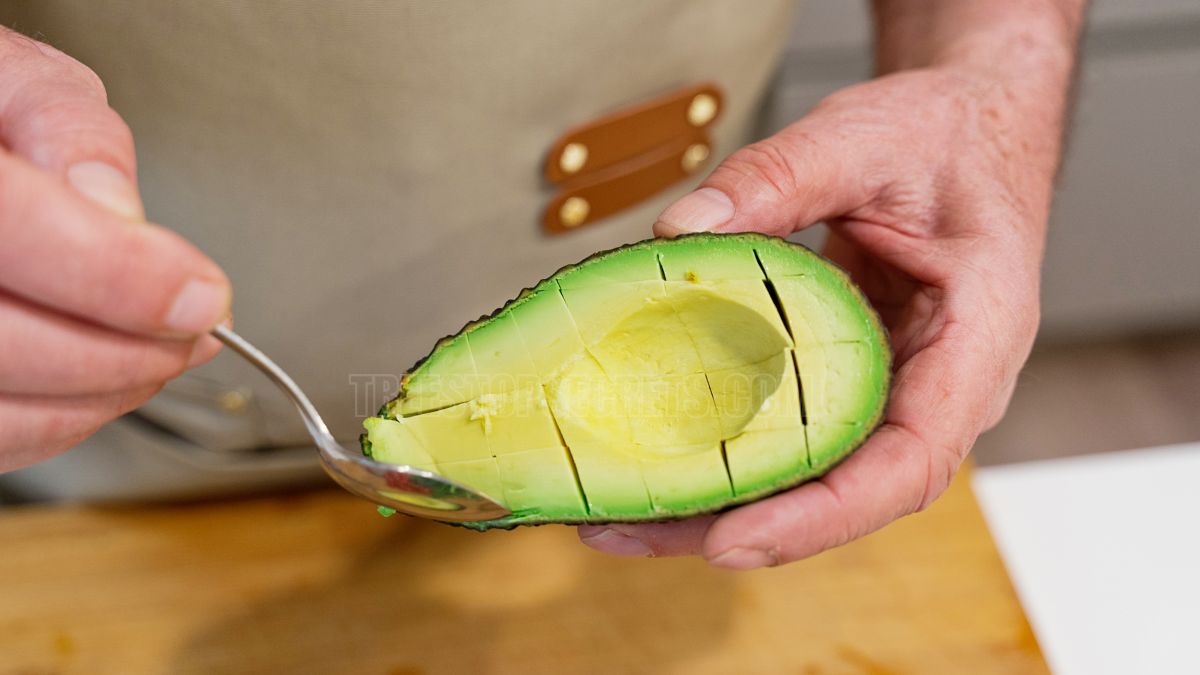 How Many Calories in 2 Ounces of Avocado: Nutritional Benefits