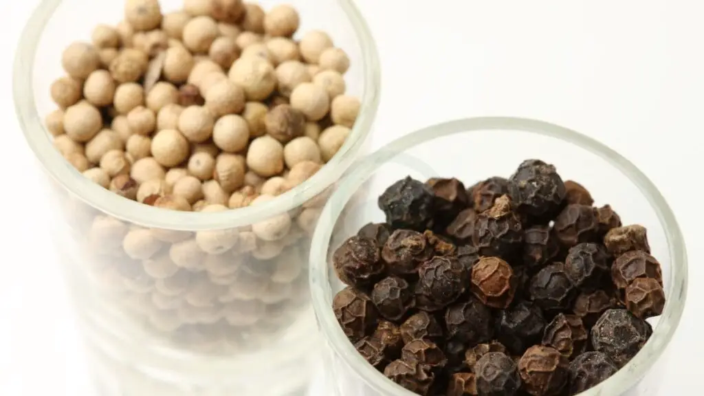 What is the Difference Between White Pepper and Black Pepper