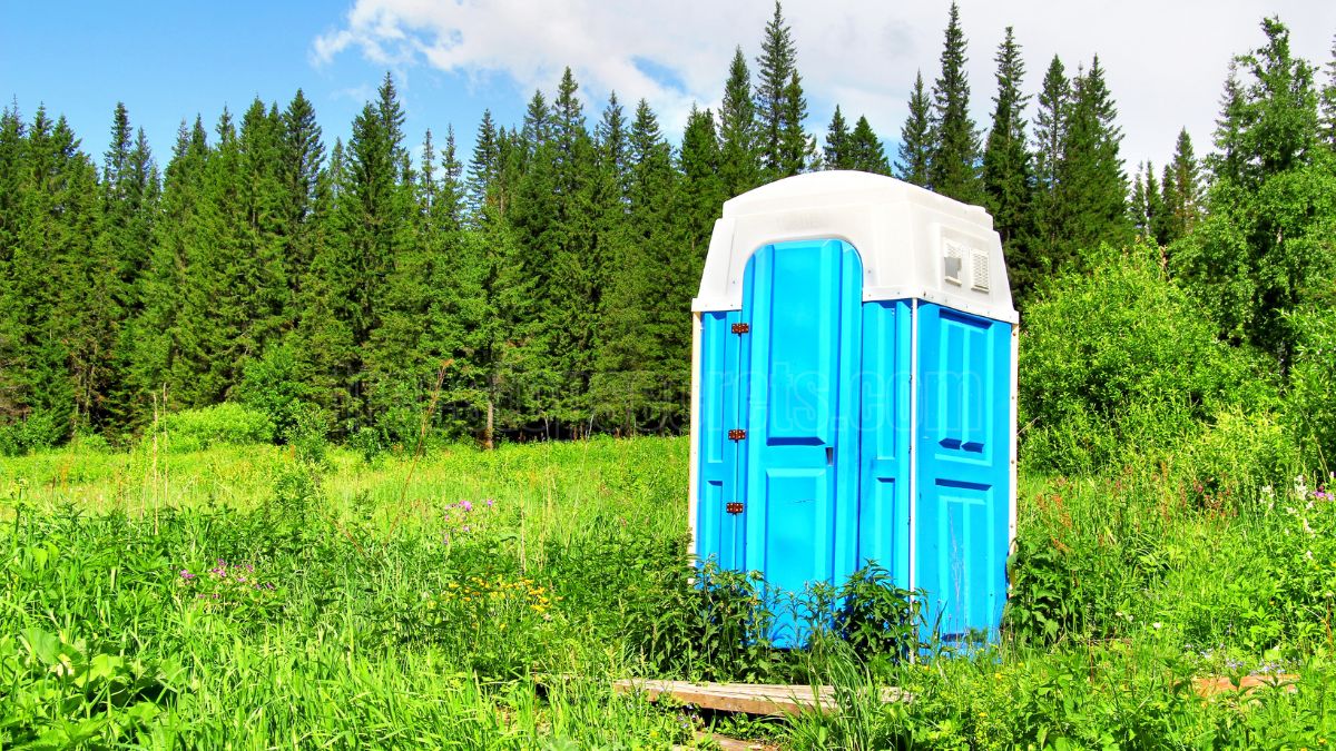 How Do Composting Toilets Work: Breaking Down Waste Efficiently